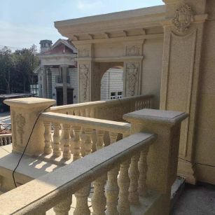 焦作 黄金麻别墅外墙干挂雕花配合阳台栏杆花瓶柱