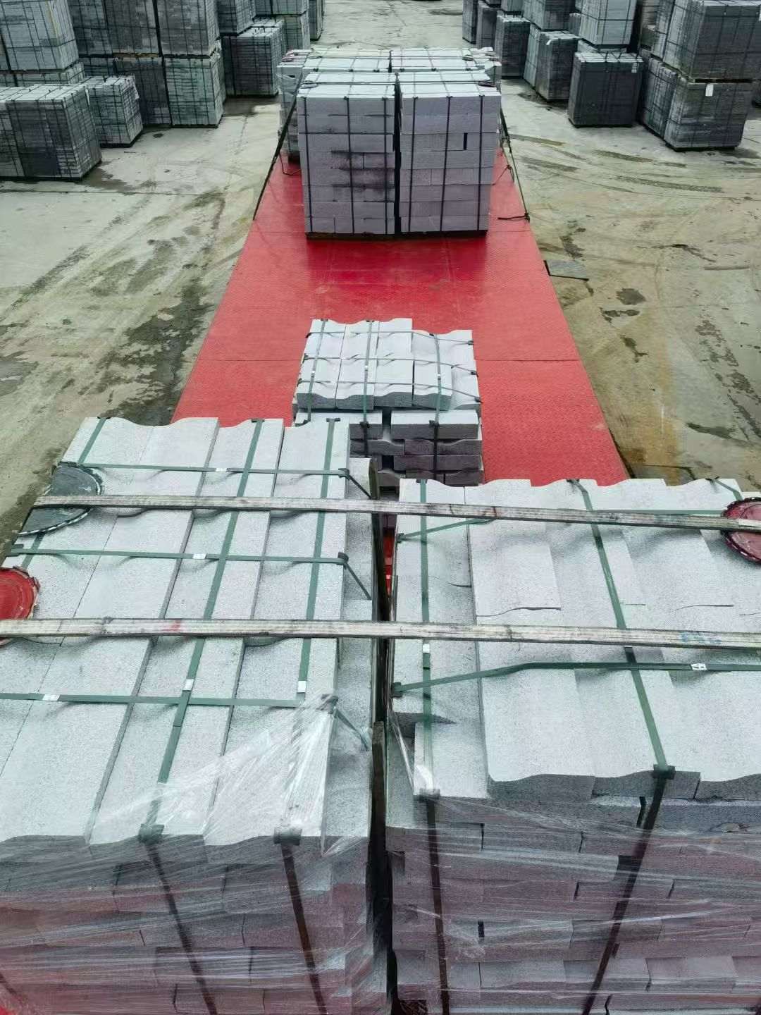 焦作 芝麻白仿形加直形路沿石出货日常