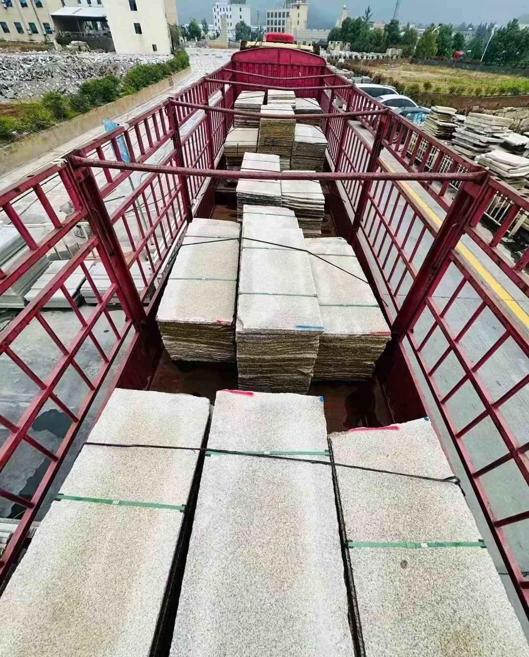 焦作 黄金麻花岗岩荔枝面，光面毛板装车完成