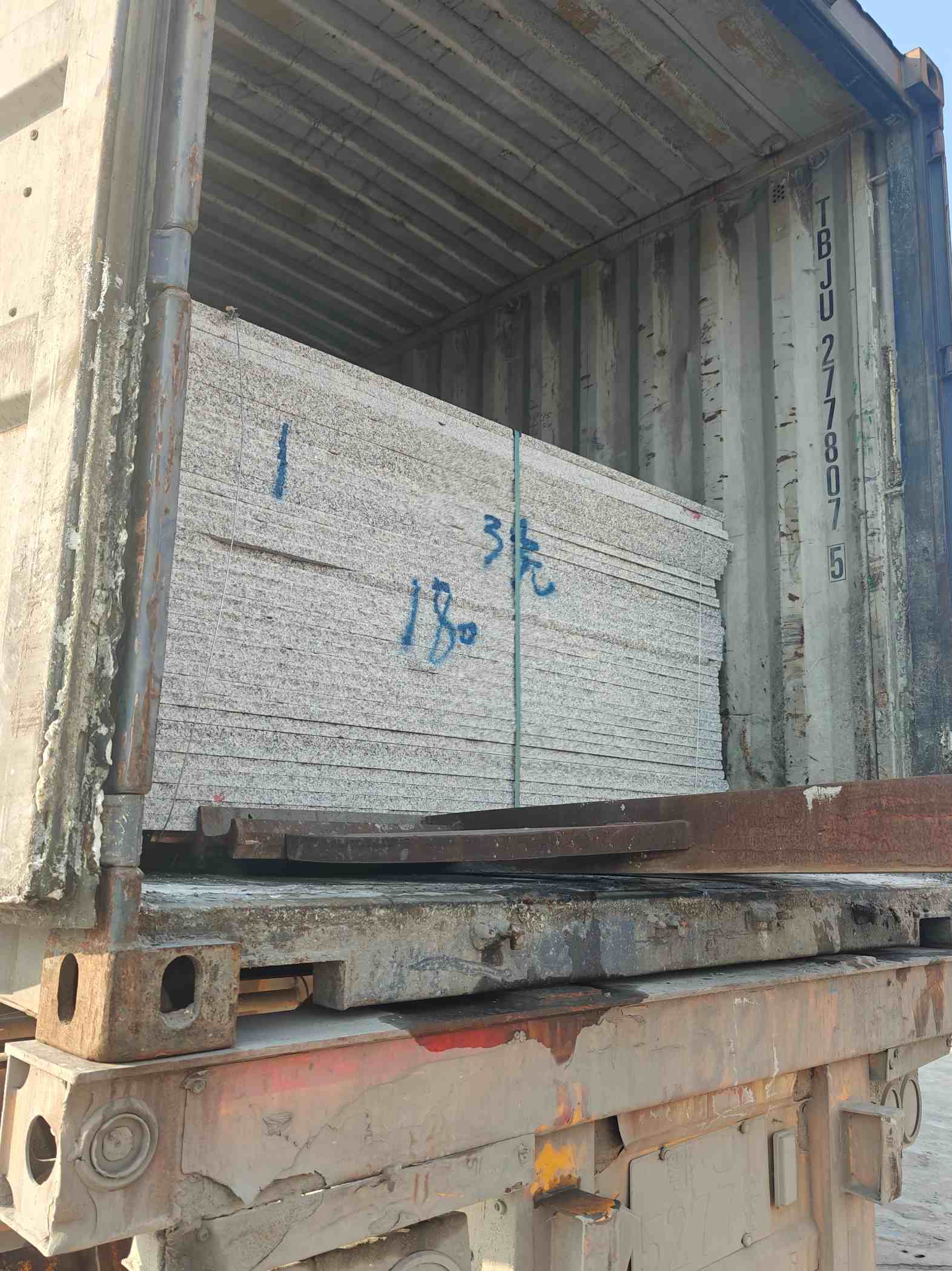 焦作 芝麻白花岗岩石材3.0公分光面毛板装柜出货