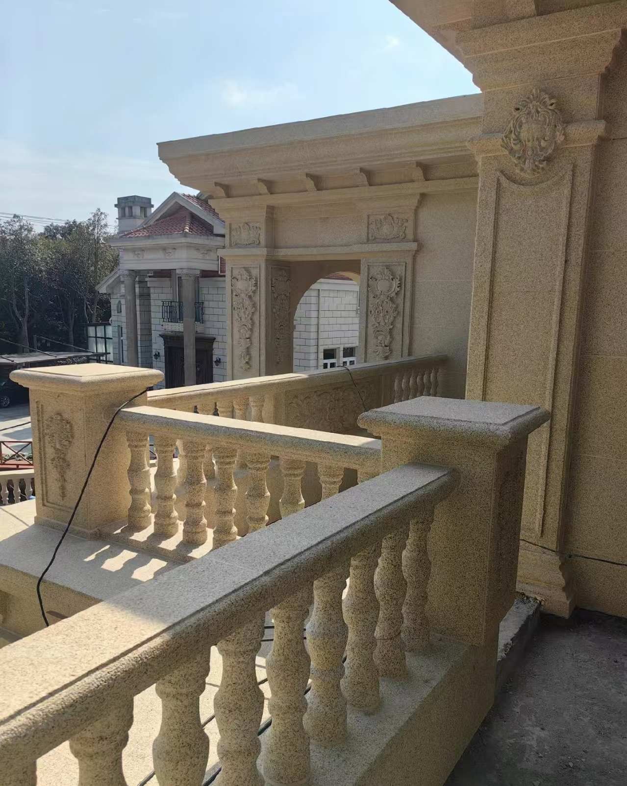 焦作 黄金麻别墅外墙干挂雕花配合阳台栏杆花瓶柱