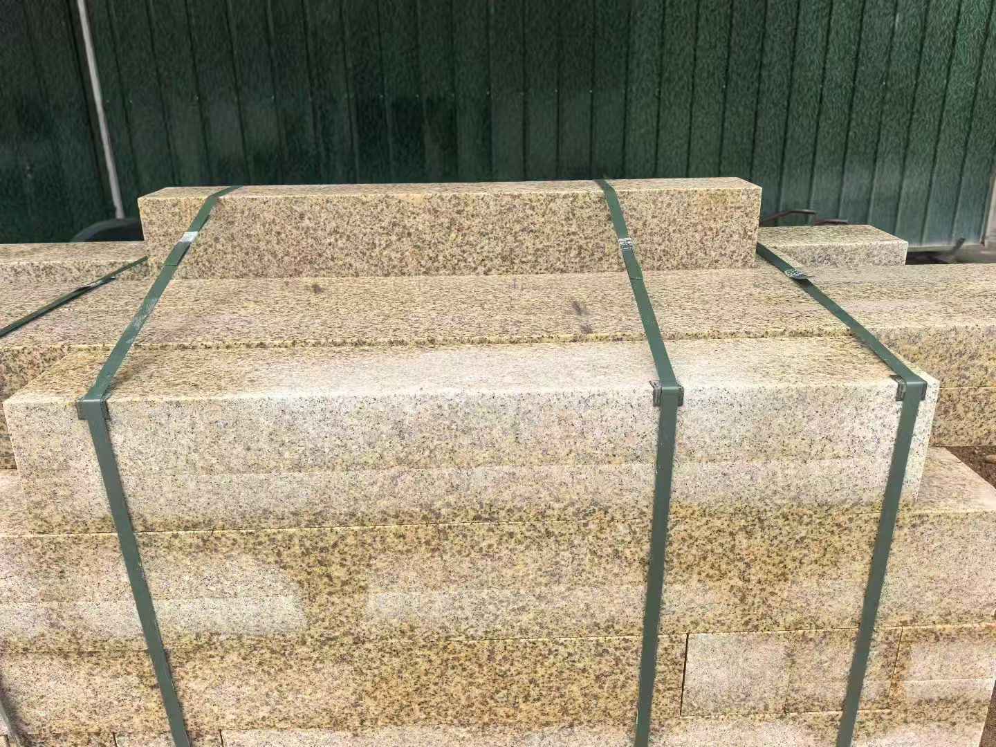 焦作 黄金麻花岗岩石材机切面栏杆料半成品