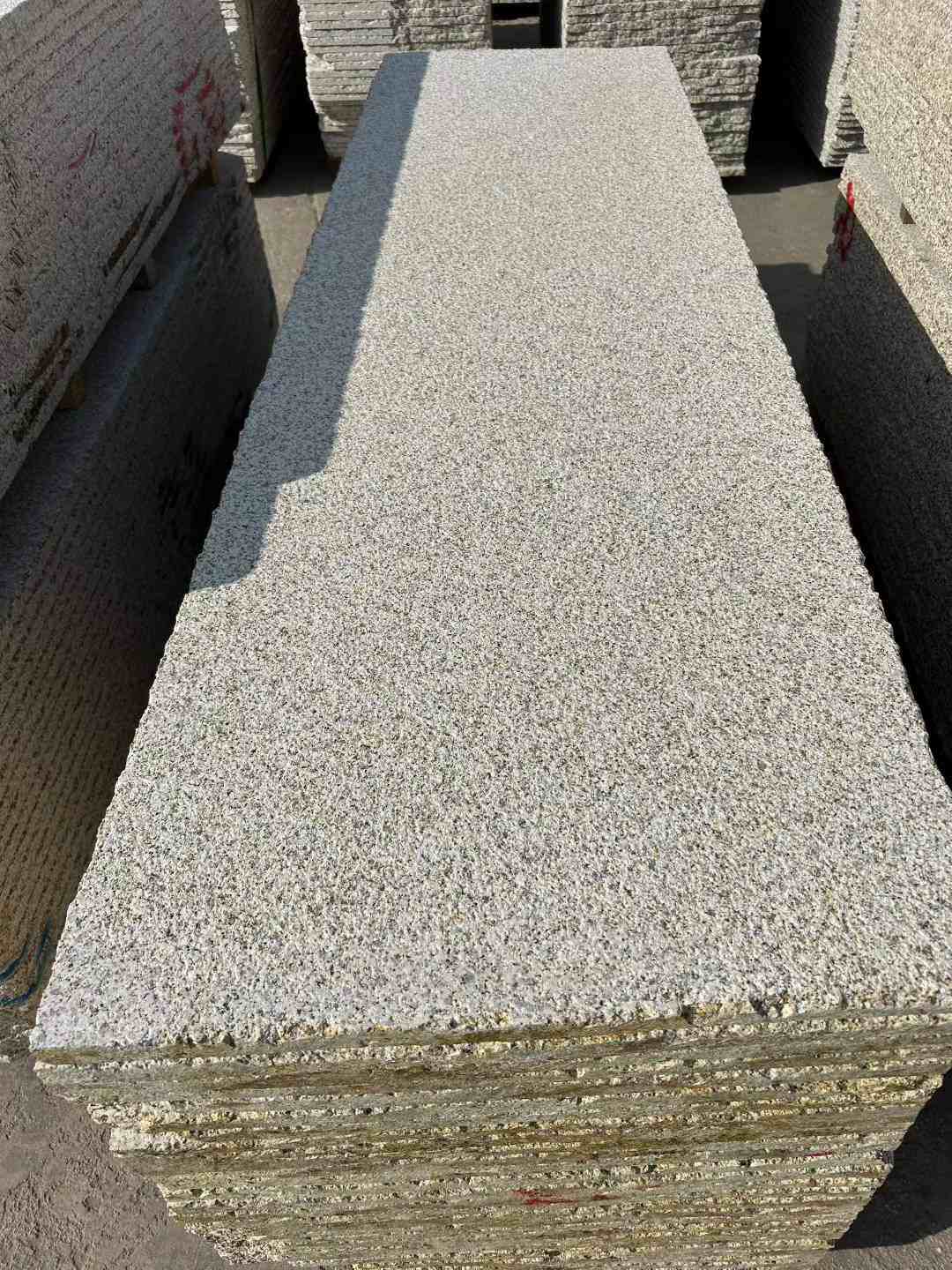 焦作 黄金麻花岗岩荔枝面毛板，半成品