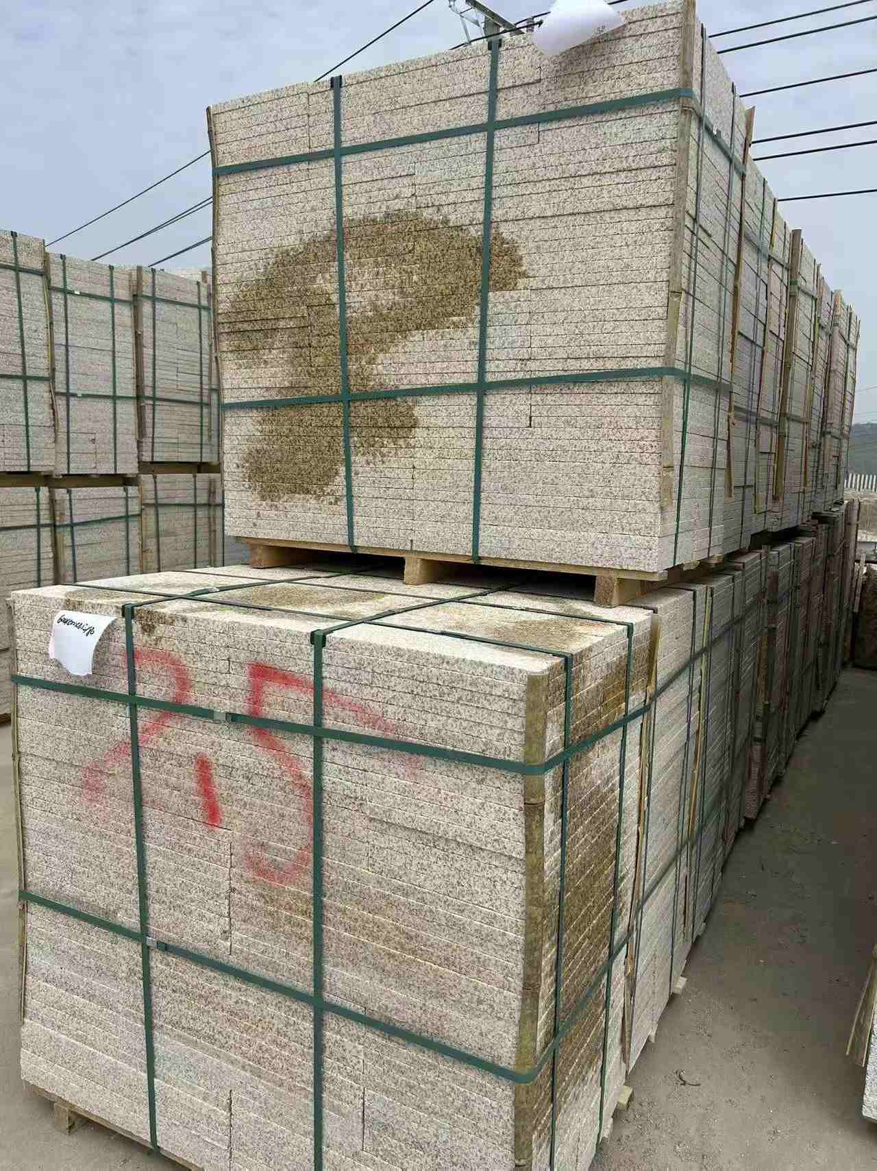 焦作 黄金麻花岗岩石材荔枝面地铺石2.5*300*600