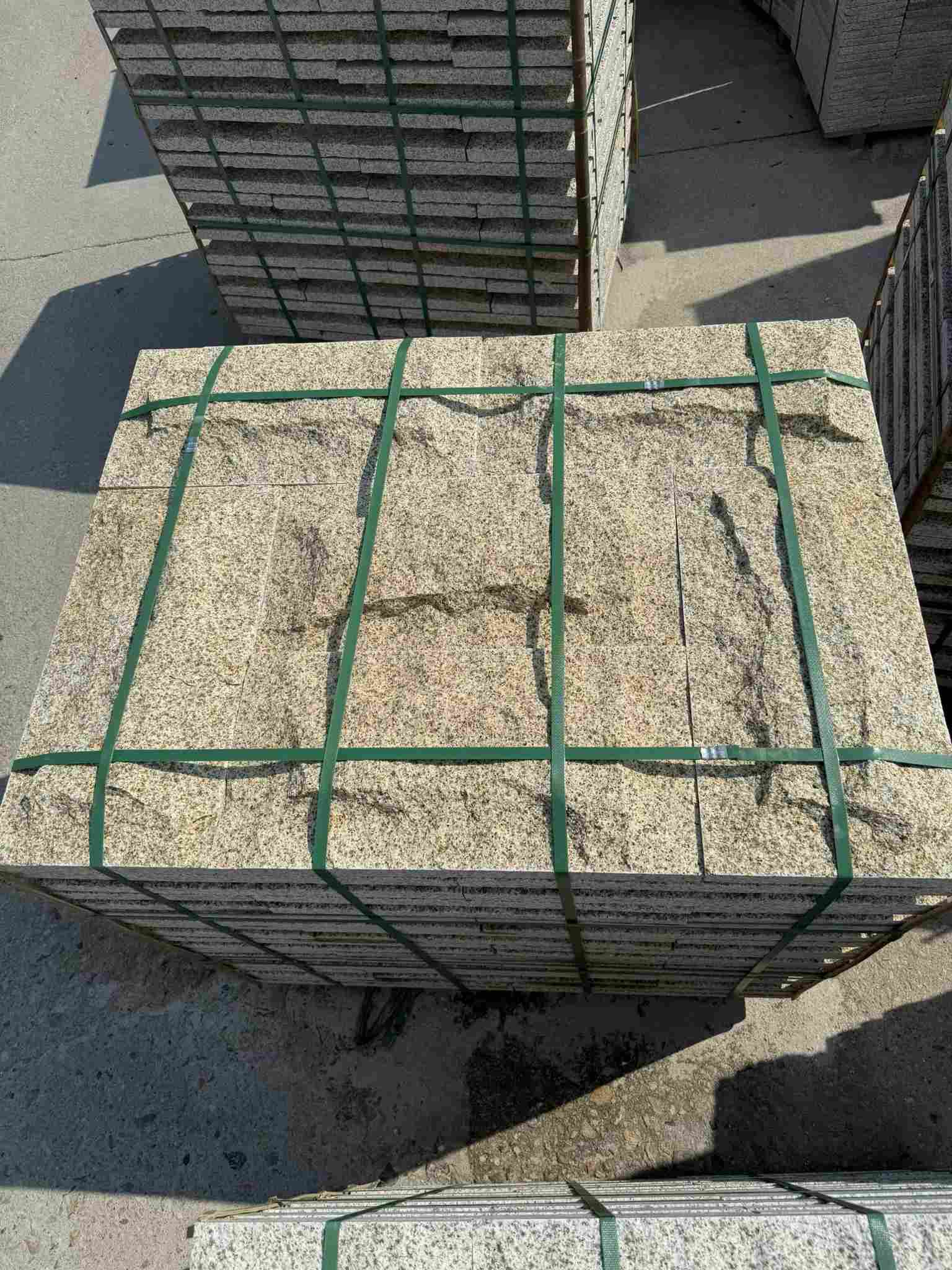 焦作 黄金麻花岗岩石材自然面蘑菇石成品