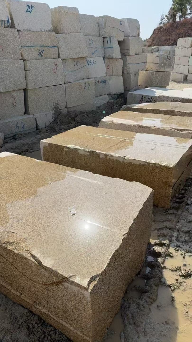 焦作 黄金麻方料堆场洗料分选中，原材料充足