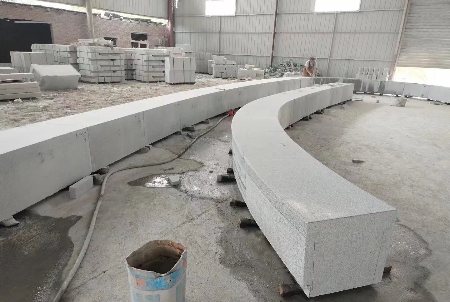 焦作芝麻白花岗岩石板材 园林光面弧形坐凳