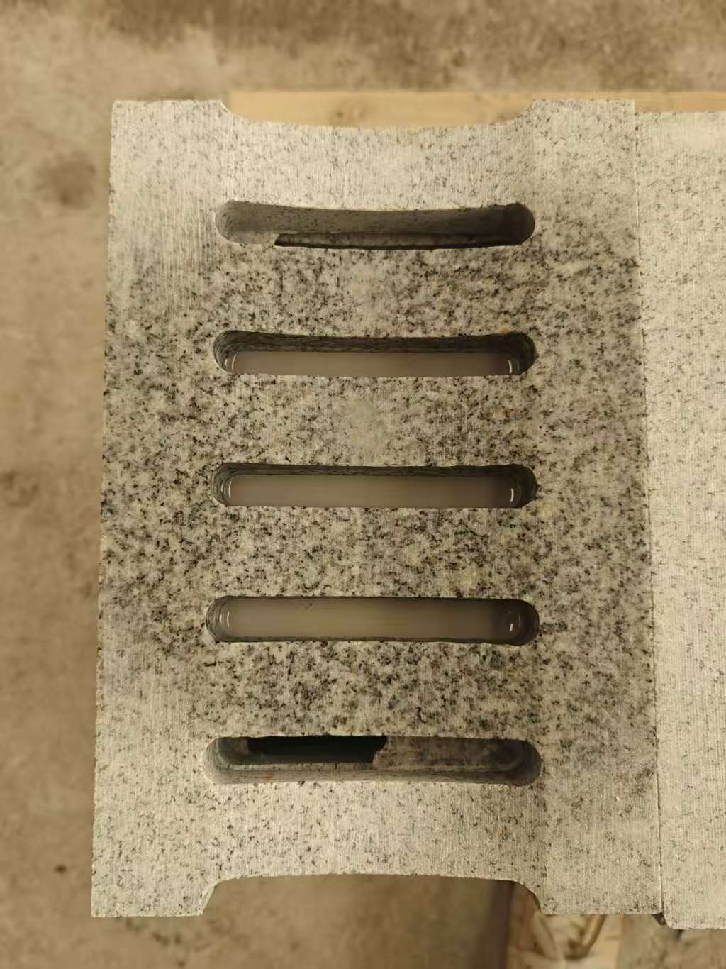 焦作 芝麻白拉丝面花岗岩U型开槽排水槽