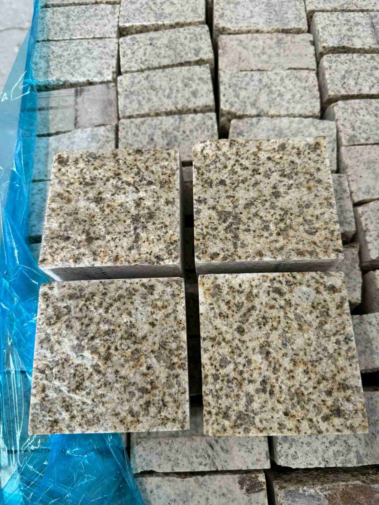 焦作 黄金麻花岗岩自然面小方块，弹石，马蹄石等