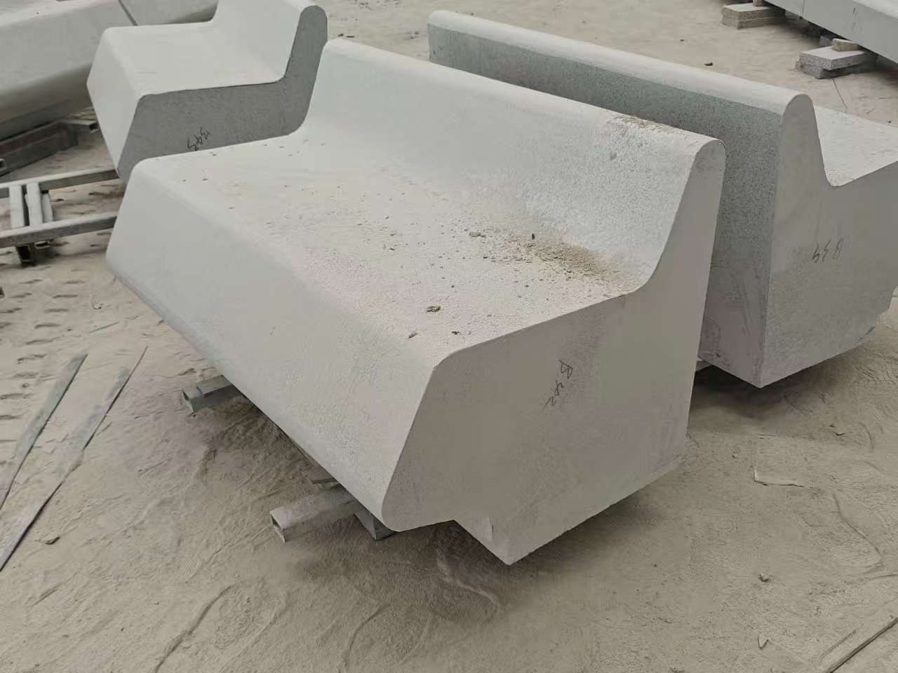 焦作 芝麻白花岗岩异形坐凳，石凳