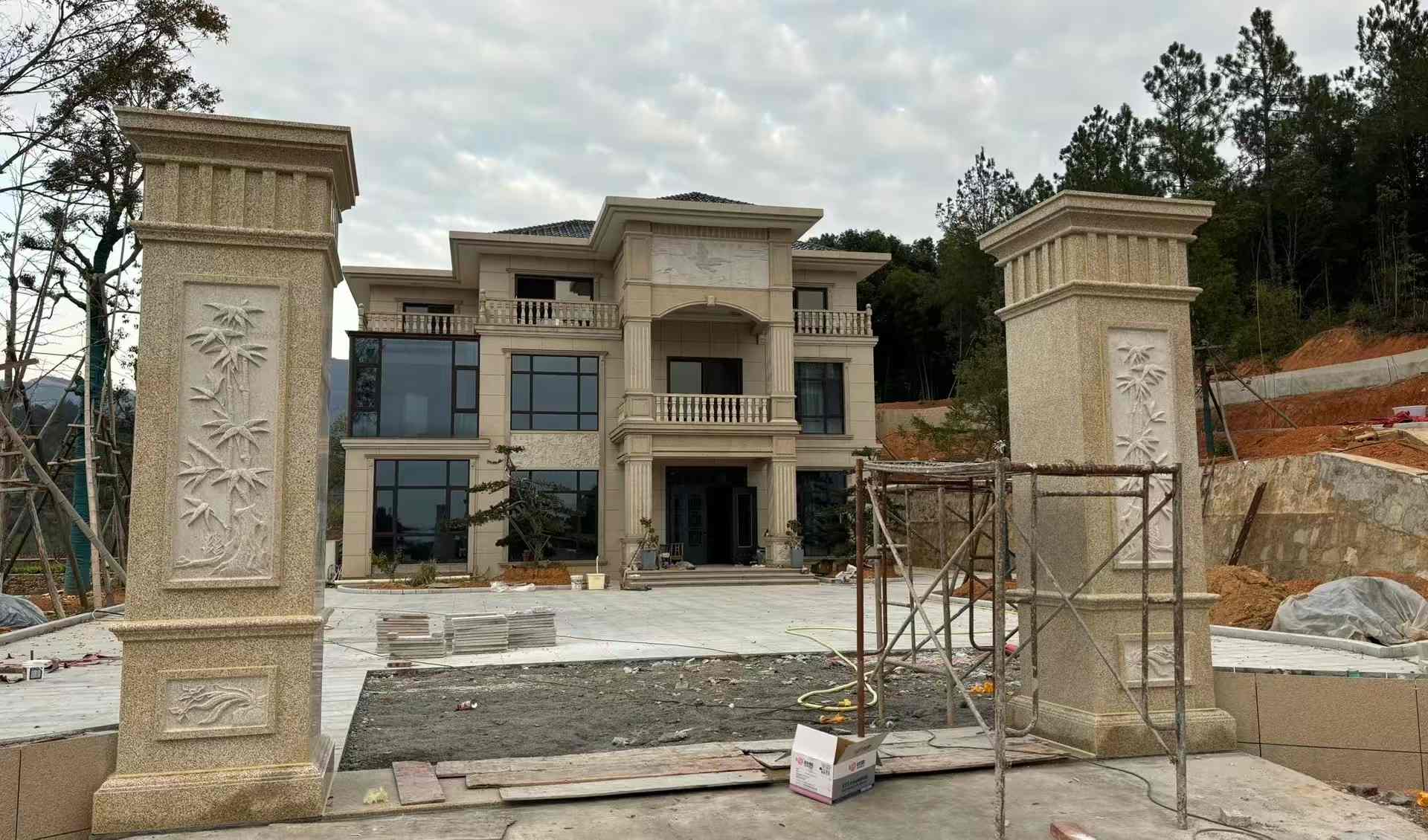 焦作 黄金麻花岗岩别墅雕花外墙干挂配上门口雕花罗马柱