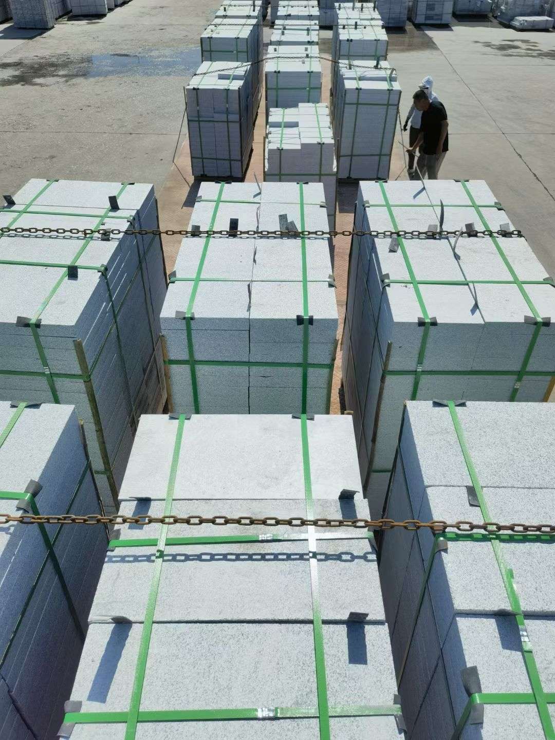 焦作 芝麻白花岗岩5公分地铺石 花岗岩厂家工厂装车日常